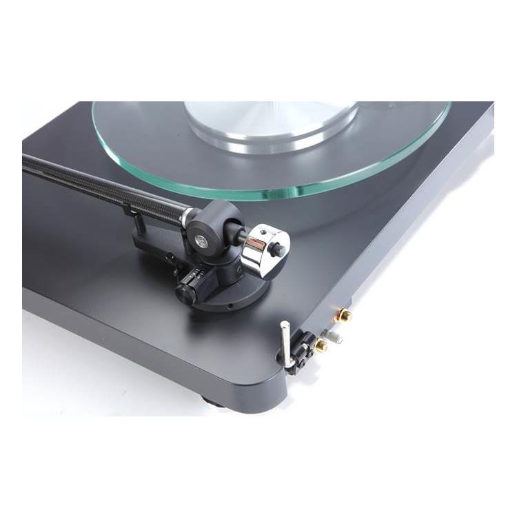 NAD C 588 Manual belt-drive turntable with factory-installed moving magnet phono cartridge - NAD-c-588